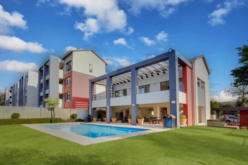 Stunning 2 Bed Near Monte Casino Apartment