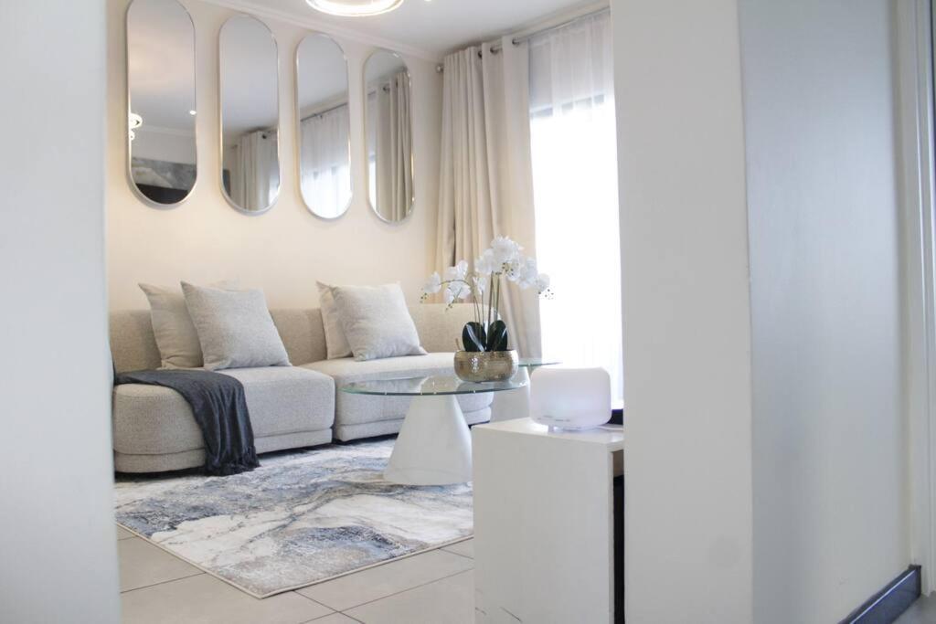 Stunning 2 Bed Near Monte Casino Apartment *