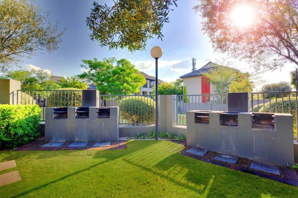 Stunning 2 Bed Near Monte Casino Apartment Sandton