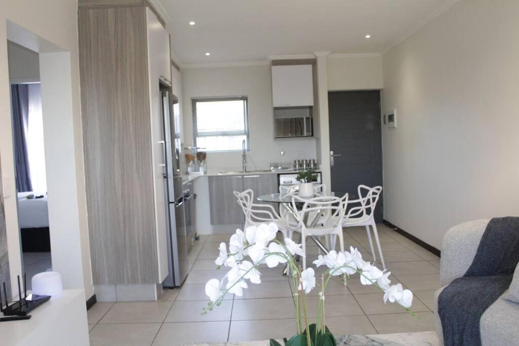 Stunning 2 Bed Near Monte Casino Apartment