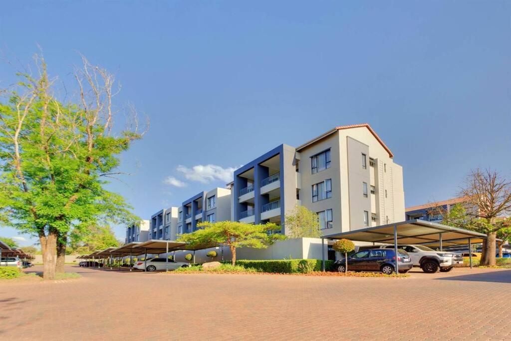 Stunning 2 Bed Near Monte Casino Apartment Sandton